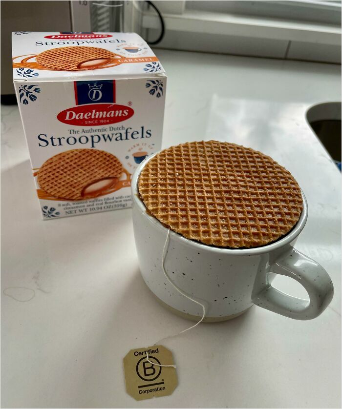 Stroopwafel perfectly fitting over a mug with tea, creating a satisfying perfect fit moment.