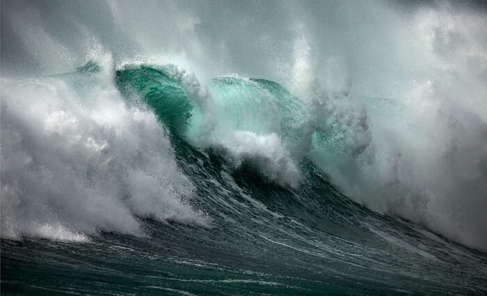 Photographer captures mesmerizing waves crashing in vivid detail.