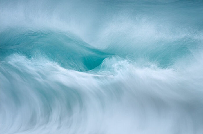 Photographer captures mesmerizing waves with intricate patterns and vibrant colors.