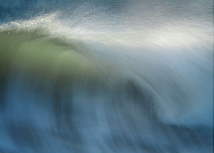 Photographer captures a mesmerizing wave in motion, showcasing the fascinating beauty of water dynamics.