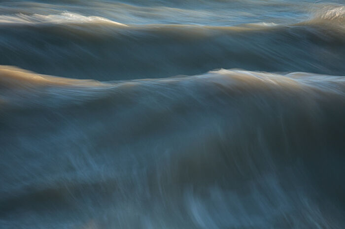 Photographer captures fascinating waves in motion, showcasing their fluid beauty and dynamic nature.