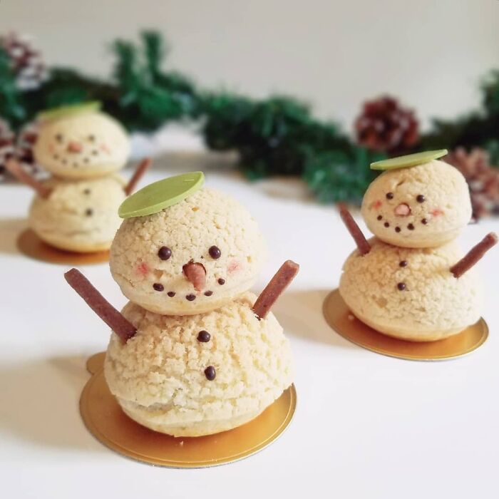 Snowman-shaped Christmas snack food ideas with chocolate decorations and green hats on a festive background.