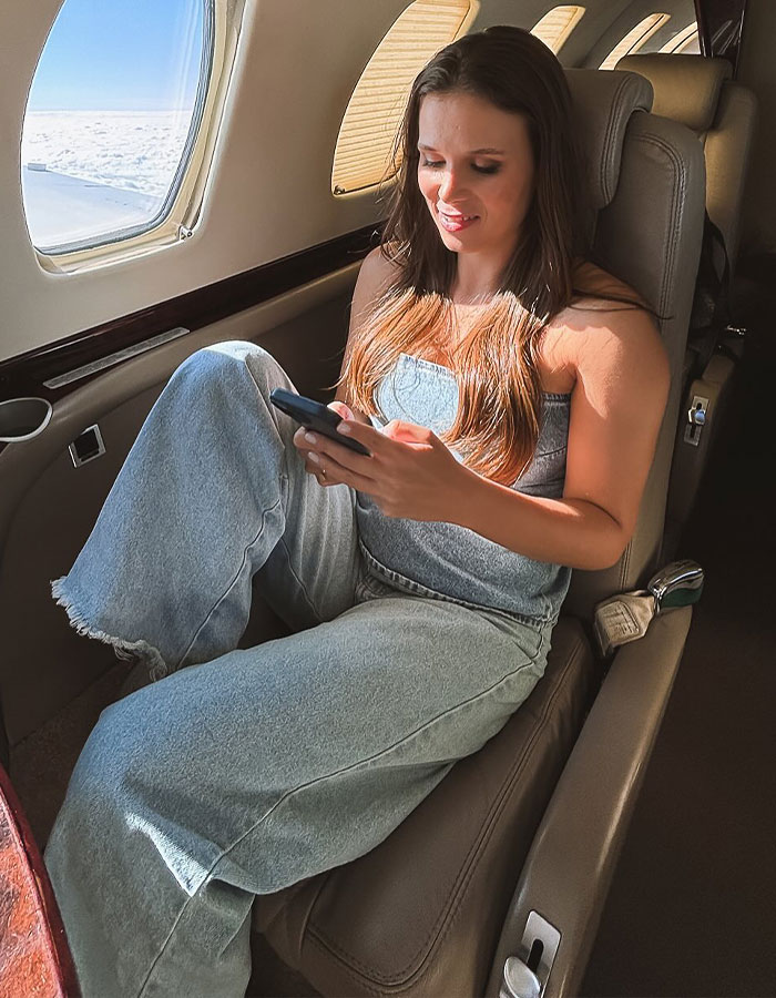 Mother’s Attempt To Shame Woman Over Plane Seat Backfires, Turning Her Into A Viral Influencer