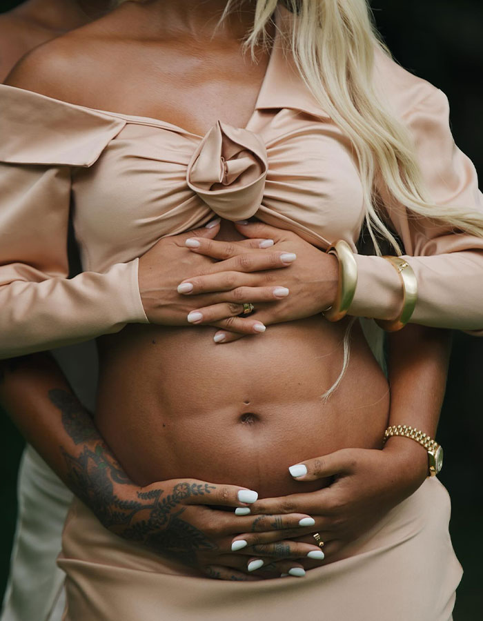 Woman Baffles Fans By Showing Her Abs On Her Pregnant Belly: "That's Insane"