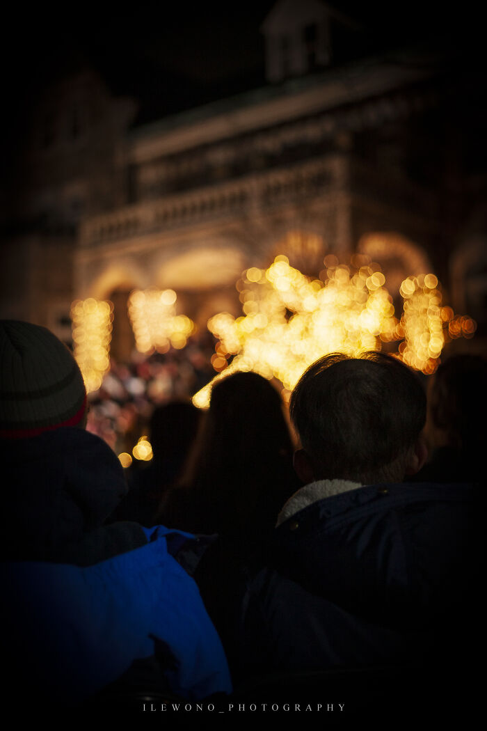 Lessons & Lights: I Photographed The Annual Evening Christmas Service At My Old High School (9 Pics)