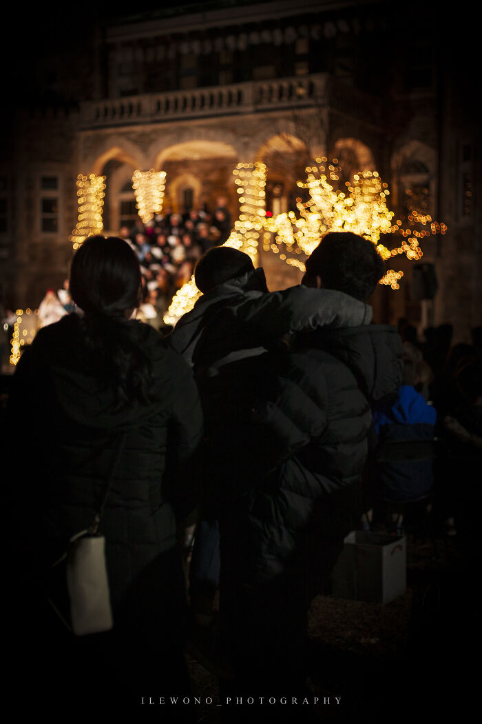 Lessons & Lights: I Photographed The Annual Evening Christmas Service At My Old High School (9 Pics)