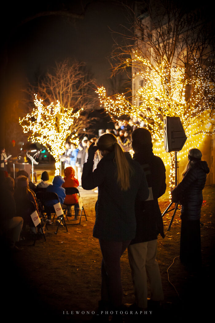 Lessons & Lights: I Photographed The Annual Evening Christmas Service At My Old High School (9 Pics)