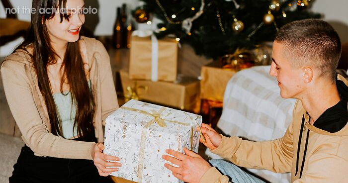 “I Just Feel Weird”: Guy’s Christmas Gift Makes His Girlfriend Rethink Their Entire Relationship