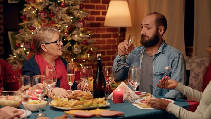 “Cheers To Dysfunctional Families”: 30 People Share What Ruined Christmas For Them This Year