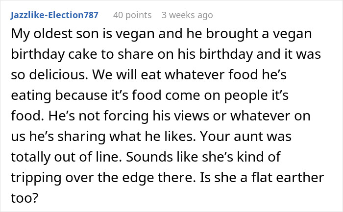 Text screenshot discussing a vegan birthday cake shared by a guest.