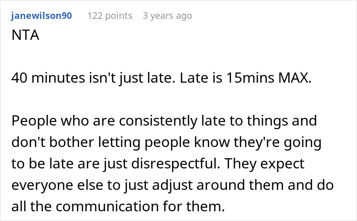 Text post expressing frustration with a friend always being late, suggesting lateness over 15 minutes is disrespectful.