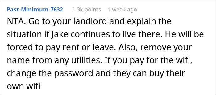 Reddit comment advising not to let roommate's boyfriend move in without paying rent and to manage shared utilities.