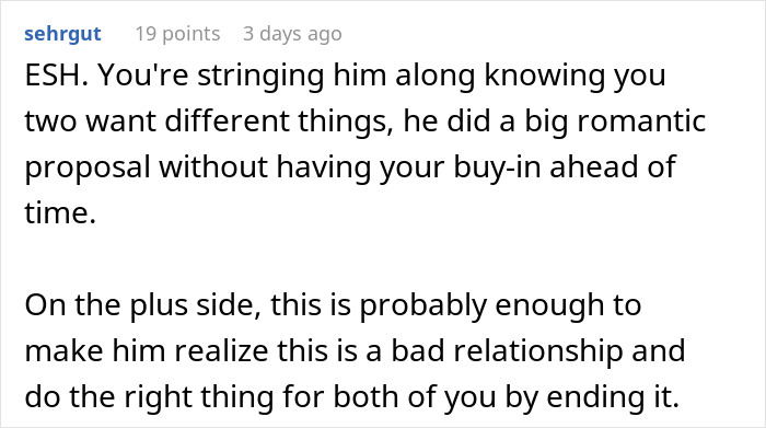 Reddit comment discussing public proposal and relationship issues.