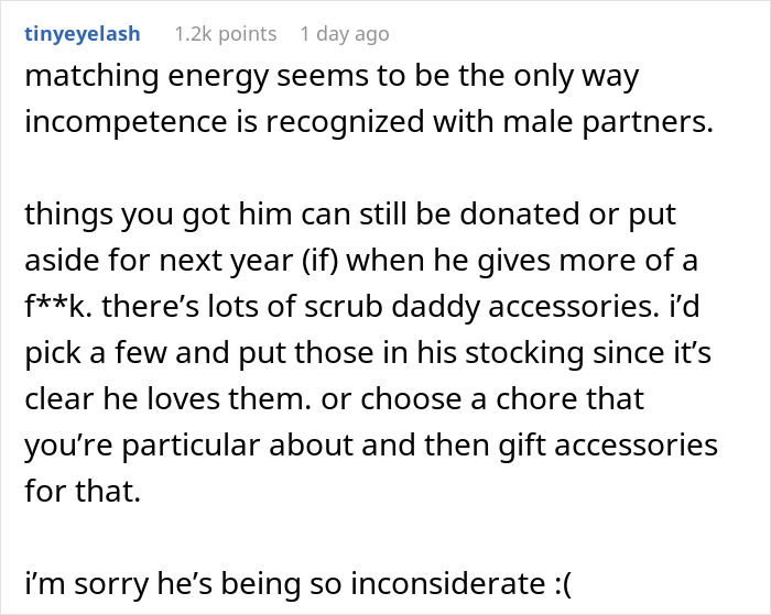 Text from a forum discussing early Christmas gift ideas for male partners.