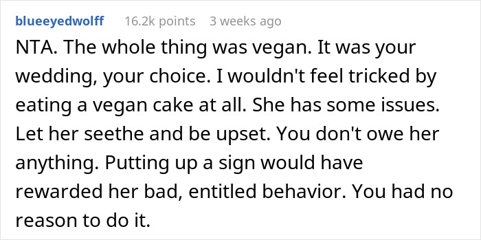 Screenshot of a comment discussing a vegan wedding cake and guest behavior.