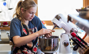 “She’s Family”: Teen Refuses To Bake 100 Cookies For A Christmas Party For Free