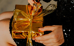 Boss’s Insulting Secret Santa Gift Makes Worker Quit Months Later, HR Gets Involved