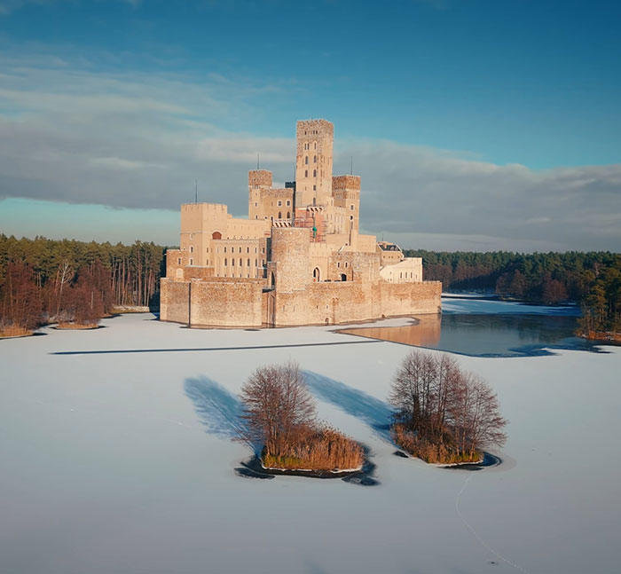 Mysterious Castle Found In The Middle Of A Frozen Lake Has People Scratching Their Heads