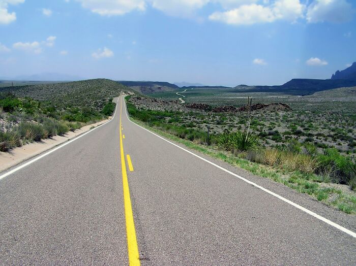 Open road stretching through desert landscape, symbolizing retirement freedom and new beginnings.