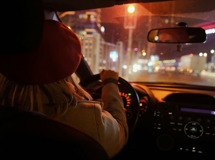 55 People Share The Weirdest Things They’ve Seen Driving At Night