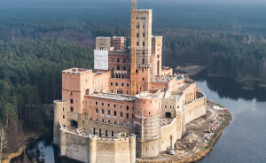 Mysterious Castle Found In The Middle Of A Frozen Lake Has People Scratching Their Heads