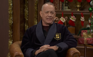 “Is He Shaking?”: Fans Concerned After Tom Hanks Appears On SNL With Trembling Hands