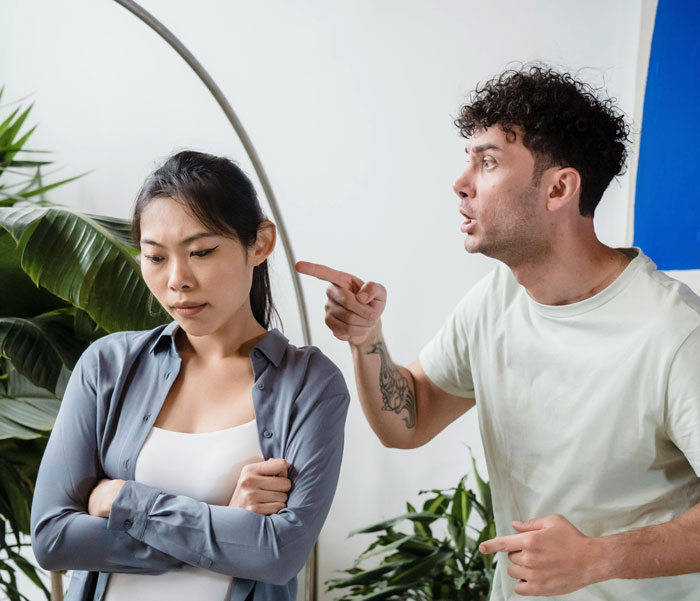 Man Tries To Prove To Wife She Doesn’t Have A Peanut Allergy, Insists On Eating It In Front Of Her