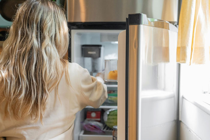 Man Tries To Prove To Wife She Doesn’t Have A Peanut Allergy, Insists On Eating It In Front Of Her