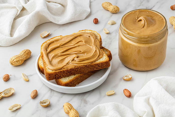 Man Tries To Prove To Wife She Doesn’t Have A Peanut Allergy, Insists On Eating It In Front Of Her