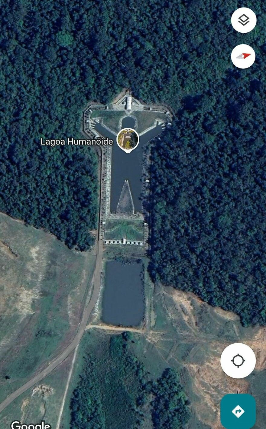 Strange figure-shaped lagoon in a forested area found on Google Earth, labeled "Lagoa Humanóide."