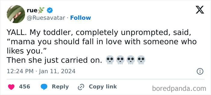 A tweet shares a toddler's hilarious and heartwarming advice on love, with skull emojis underneath.