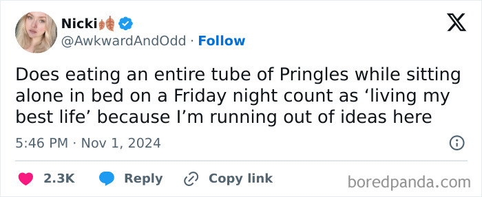 Tweet by a woman humorously questioning if eating Pringles in bed on Friday is 'living my best life'.