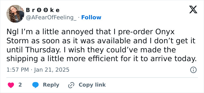 Tweet expressing frustration over Onyx Storm pre-order delay, highlighting shipping inefficiency concerns.