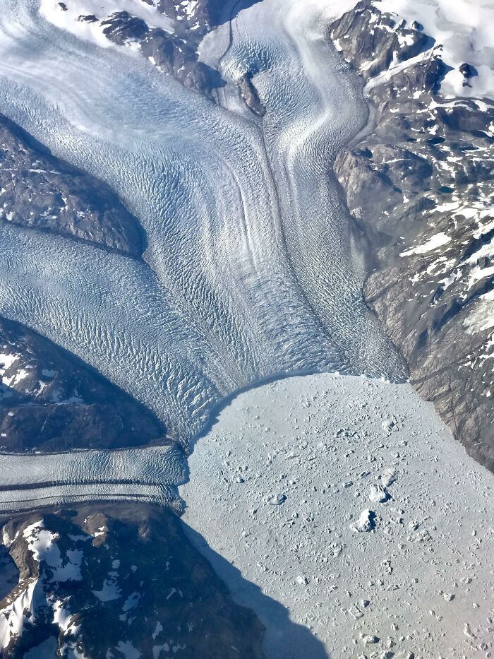 De regreso de Islandia, sobrevolé Groenlandia y vi un increíble flujo de hielo. Todo el tiempo estuvo despejado