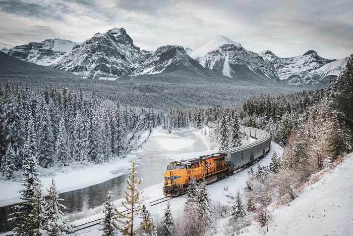 Después de muchos intentos fallidos, finalmente conseguí capturar un tren en Morant's Curve, Alberta, Canadá.