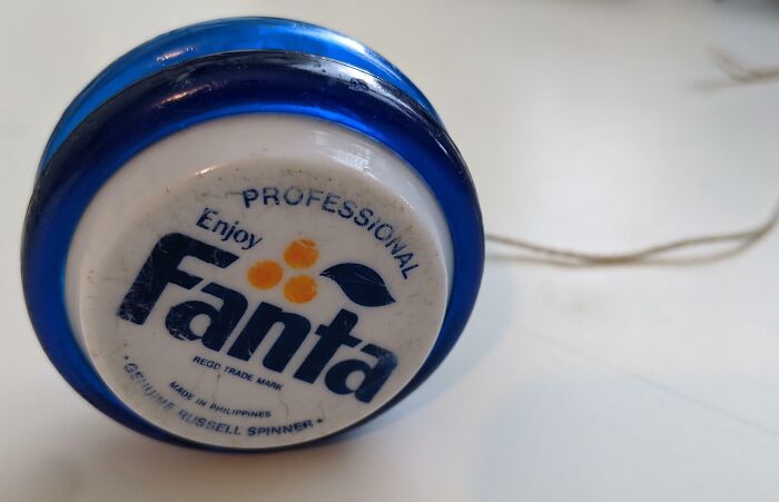 Fanta yo-yo from the 80s with a blue rim, resting on a table, evokes nostalgia for the iconic toy.