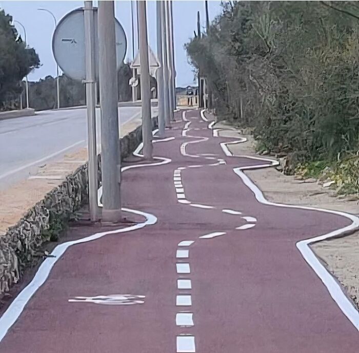 Camino con líneas pintadas de forma descuidada, mostrando el mínimo esfuerzo en el trabajo realizado.