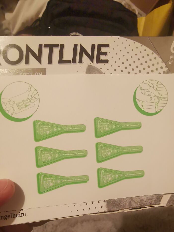 Frontline flea treatment packaging with applicator, highlighting cool product features and usage instructions.