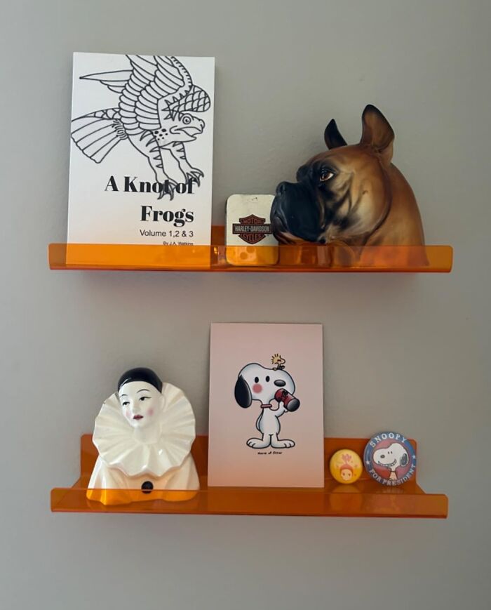 Retro fever decor with vintage-style ornaments on orange shelves, featuring a dog bust and a Snoopy illustration.