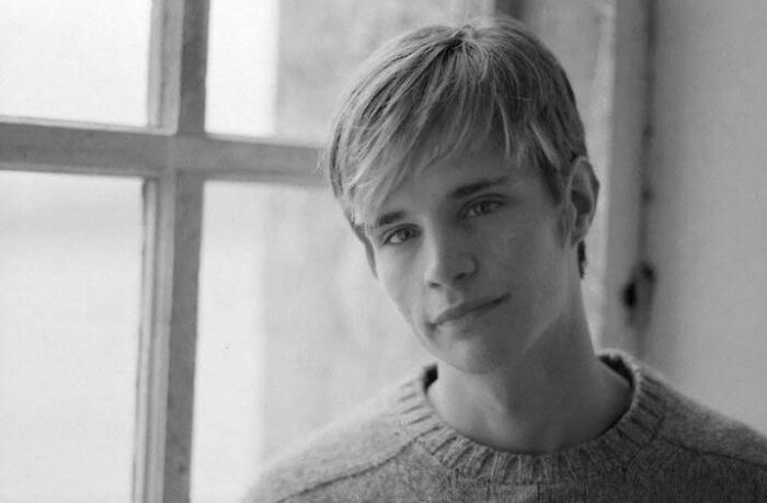 Portrait in black and white by a window, related to true crime stories and curiosities.