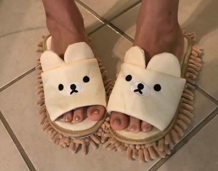 Cute bear-themed slippers with fringe detailing, perfect for adding a fun touch for a little bit of a showoff.