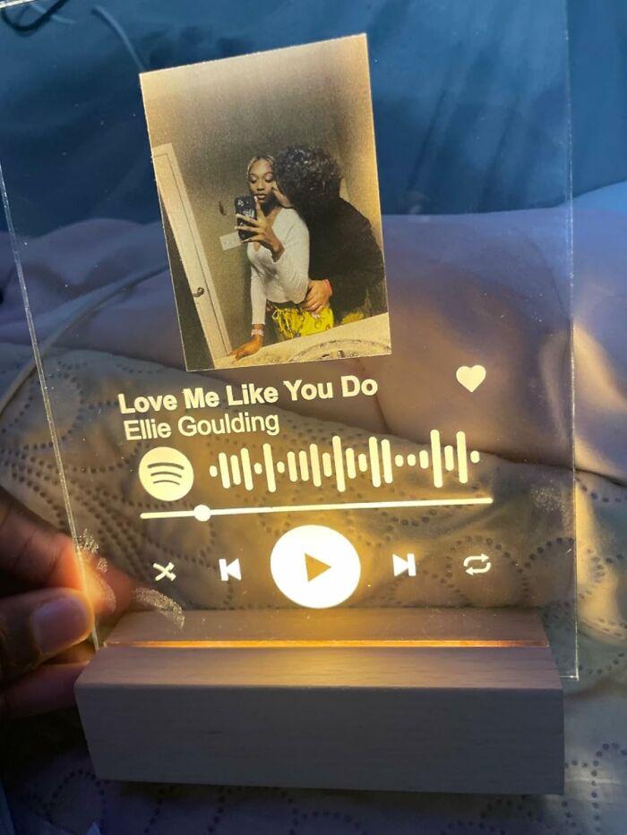 Decorative Spotify glass with a photo and "Love Me Like You Do" by Ellie Goulding, a top Valentine's Day find.