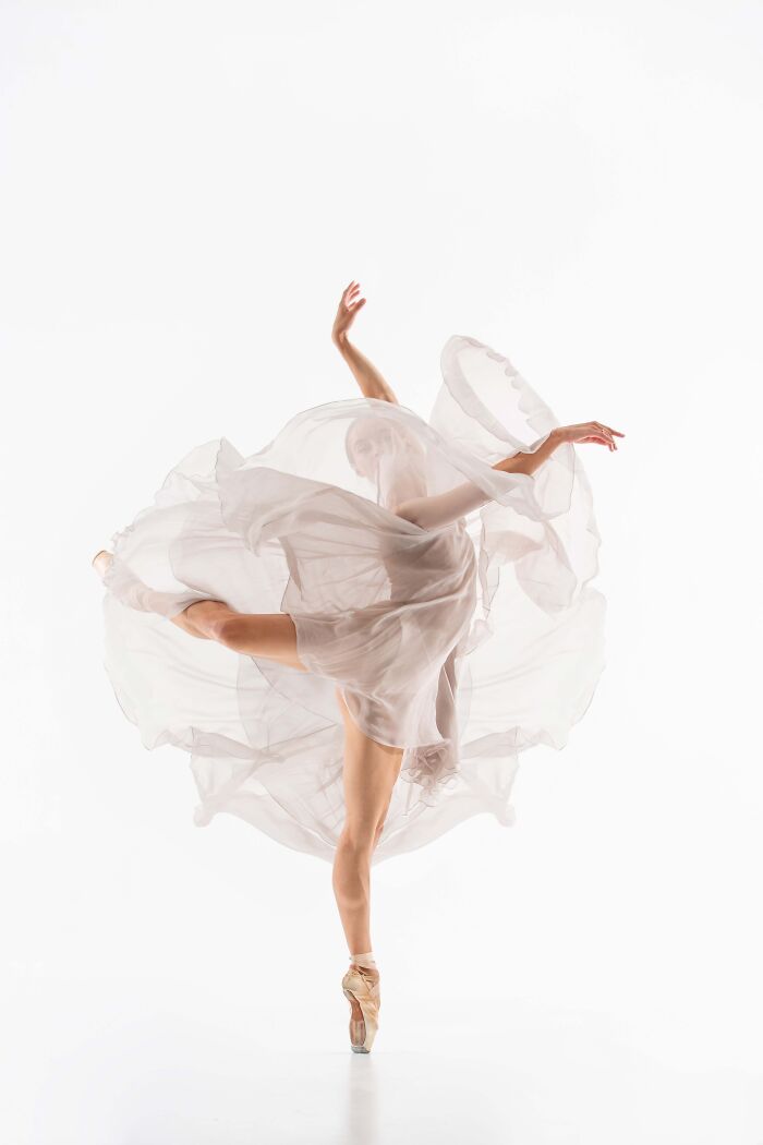 Ballet dancer in flowing dress, performing on pointe, showcasing the elegance honored at the Budapest International Foto Awards.