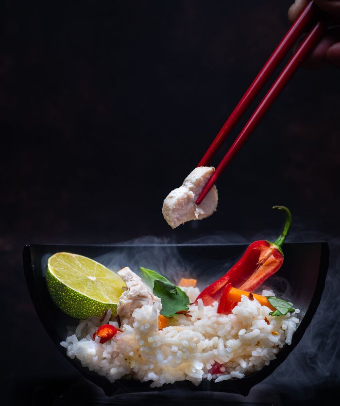 Dish of rice with chicken, lime, and pepper, captured by a Budapest International Foto Awards 2024 winner.