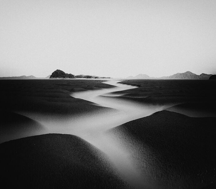 Black and white landscape with sand dunes, highlighting photography at Tokyo International Foto Awards.