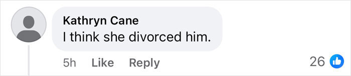 Comment discussing Bill Gates' divorce, mentioning Melinda's role.