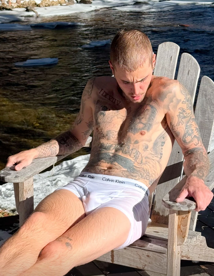 Justin Bieber's Bulge Sparks Hilarious Reactions After He Strips Down To Underwear On Vacation