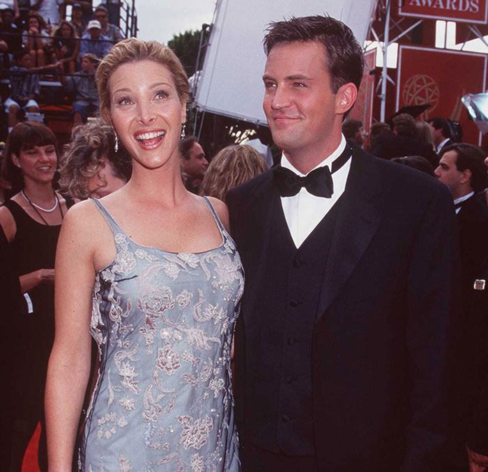 “Timing Is Everything”: Lisa Kudrow Finds Note Left By Matthew Perry Inside ‘Friends’ Cookie Jar