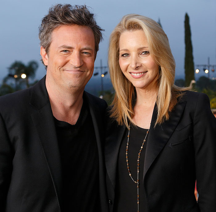 “Timing Is Everything”: Lisa Kudrow Finds Note Left By Matthew Perry Inside ‘Friends’ Cookie Jar