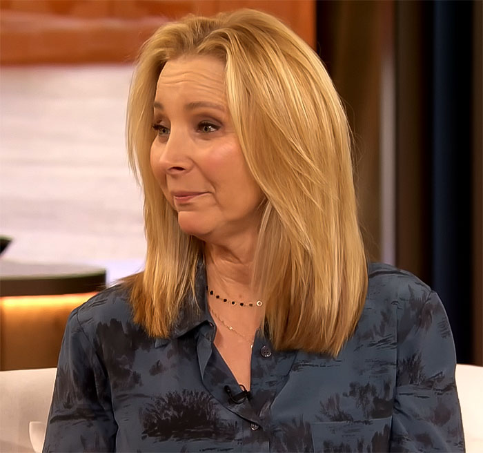 “Timing Is Everything”: Lisa Kudrow Finds Note Left By Matthew Perry Inside ‘Friends’ Cookie Jar